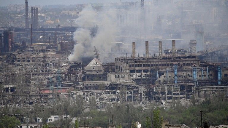 Fabrica de oțel Azovstal văzută dinspre orașul-port Mariupol pe 5 mai